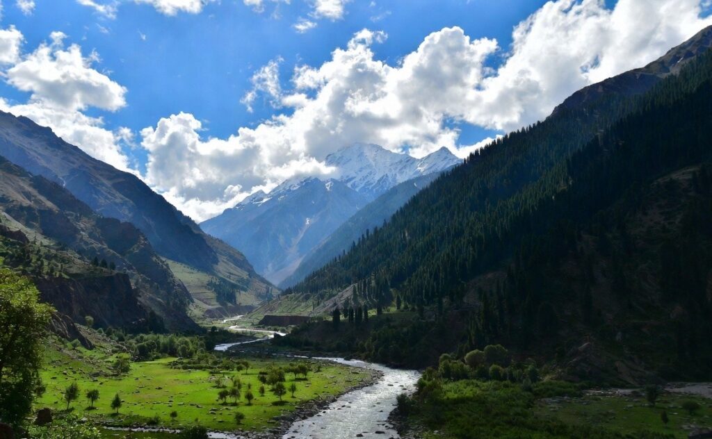 Panoramic Manali valley with Beas River and majestic Himalayas in 2026 – the perfect first impression in this heartfelt Manali travel review.